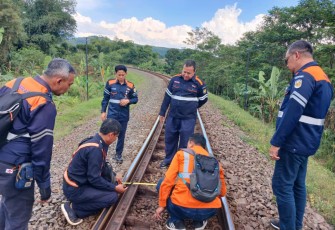 Daop 2 Bandung, pemeriksaan prasarana kereta api, Angkutan Nataru 2025, keselamatan perjalanan KA, kesiapan operasional KAI