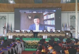 Gus Ipul saat memberikan orasi ilmiah dalam acara Wisuda 1.800 Sarjana (S1), Magister (S2), dan Doktor (S3) Universitas Islam An Nur Lampung Periode 1 Tahun 2025 pada Sabtu (28/6/2025). Turut hadir dalam acara ini Bupati Lampung Selatan Radityo Egi Pratama.