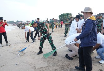 Sinergi Kodam IX/UDY Bersama Seluruh Komponen Bersihkan Sampah Pantai