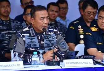 Panglima Koarmada RI (Pangkoarmada RI) Laksdya TNI Dr. Denih Hendrata saat konferensi pers di Gudang CDC Tanjung Priok, Jakarta Utara. Kamis (14/8).