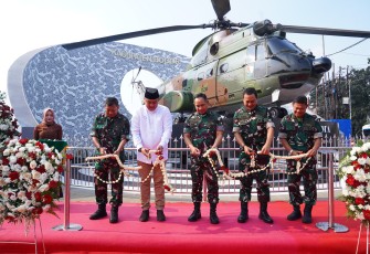 Panglima TNI Jenderal TNI Agus Subiyanto saat meresmikan Monumen Helikopter SA-330 Puma.