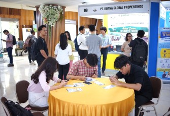Para pencari kerja tengah mengunjungi stan perusahaan dalam kegiatan Job Fair ke-47 UKSW hari kedua di Balairung Universitas