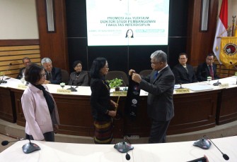 Pemasangan selempang kelulusan oleh Kaprodi DSP dalam Yudisium dan Promosi DSP FID UKSW, Kamis (20-11-2025) di Ruang Probowinoto Gedung G.