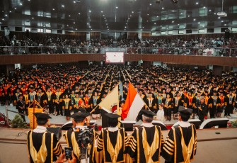 Pembacaan janji winisuda dan pengukuhan winisudawan oleh Rektor UKSW dalam acara Upacara Wisuda Periode IV Tahun 2025 UKSW.