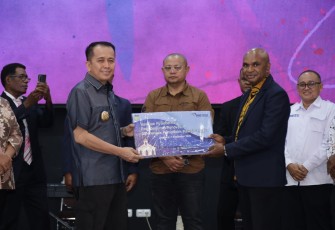 Agus Fatoni saat Beri Bantuan ke GBI Pondok Pemulihan di Sentani