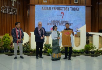 Penyerahan cinderamata oleh Rektor Intiyas kepada Menteri Kebudayaan Republik Indonesia, Dr. H. Fadli Zon, S.S., M.Sc_.