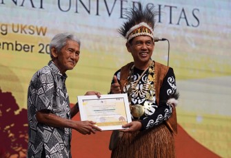 Penyerahan penghargaan Anugerah Talenta Unggul oleh WR RIK UKSW Profesor Eko Sediyono pada Eyang Narto.