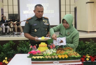 Potong tumpeng Peringatan HUT ke-62 Korem 081/DSJ