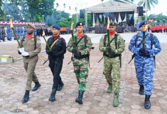 Personel Kodim 1710/Mimika saat Ikut Taptu dan Pawai Obor Peringatan HUT Ke-80 Kemerdekaan RI