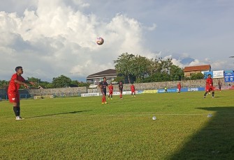 Pertandingan Grup D turnamen sepak bola Soekarno Cup antara tim DPC PDI Perjuangan Karanganyar melawan Wonogiri, di Stadion 45 Karanganyar, Sabtu (762025).