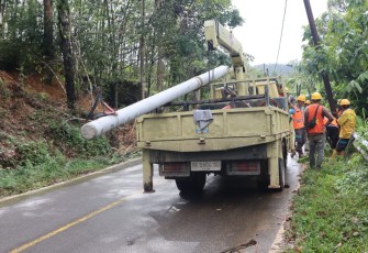 Petugas melakukan perbaikan jaringan listrik di Kecamatan Adiankoting, Kabupaten Tapanuli Utara, Kamis (11/12). Sumber BNPB