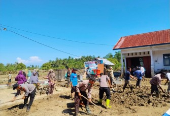 Giat Gotong Royong (Korve) Pascabencana di wilayah Polsek Ulim serta Bakti Sosial pembersihan fasilitas umum di Jangka Buya, Sabtu 20 Desember 2025.