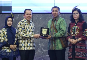 Pj Gubernur Agus Fatoni saat Hadiri Malam Pisah Sambut Kodaeral X Jayapura di Lukmen Hall, Jayapura, Papua, Rabu (20/08/2025).