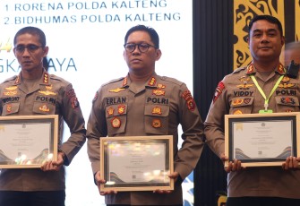 Bidhumas Polda Kalteng saat Raih Penghargaan IKPA dari DJPb
