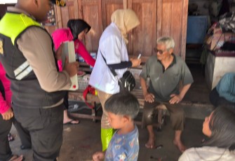 Sidokkes Polres Aceh Singkil saat Berikan Pelayanan Kesehatan Gratis  Bagi Warga Terdampak Banjir