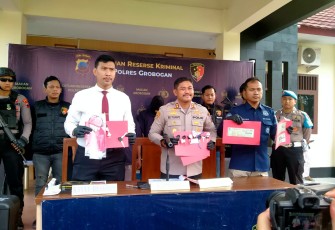 Kapolres Grobogan AKBP Ike Yulianto Wicaksono didampingi Kasat Reskrim Polres Grobogan AKP Agung Joko Haryono dan Kasi Humas Polres Grobogan AKP Danang saat pers rilis di Mapolres setempat, Senin (10/2/2025)