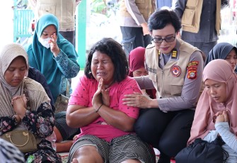 Kepolisian Republik Indonesia melalui SSDM Polri menggelar kegiatan pendampingan psikososial bagi masyarakat yang terdampak banjir di wilayah Tambun Utara, Bekasi, pada Kamis (6/3/2025)