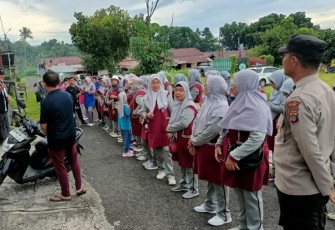 Personil Polsek Ranowulu saat memberikan pengamanan dan pengawalan terhadap jalan sehat yang dilaksanakan oleh jamaah Masjid As-Salam Pinokalan