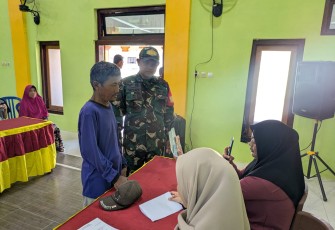 Babinsa Kodim Ponorogo Lakukan Pendampingan Penyaluran Bantuan Langsung Tunai Sementara (BLTS).