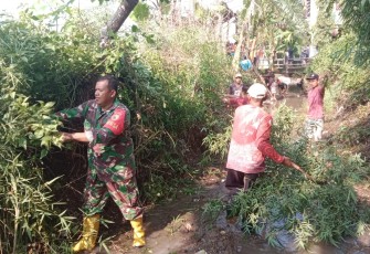Babinsa Kodim Ponorogo saat Bantu Warga Bersih-Bersih Sungai