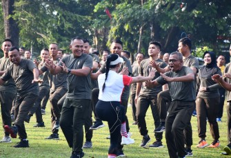 Ratusan personel Korem 081/DSJ dan Satuan Dinas Jajaran (Satdisjan) Madiun itu menyatu dalam harmoni kebugaran dan kebersamaan.