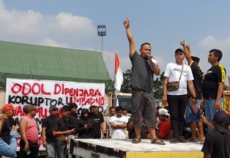 Ratusan sopir truk di Blora unjuk rasa memprotes kebijakan ODOL yang dinilai merugikan sopir.