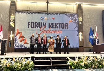 Rektor UKSW Profesor Intiyas Utami berfoto bersama dengan Pengurus Forum Rektor Indonesia seusai dilantik menjadi Wakil Ketua 2 Forum Rektor Indonesia (FRI) Periode 2025 