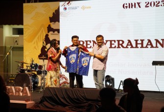 Rektor UKSW memberikan Jersey Satya Wacana Salatiga (SWS) kepada Gubernur Jawa Tengah dan Wali Kota Salatiga saat penutupan GIHN.JPG