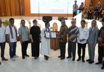 Rektor UKSW menyerahkan piagarm QS World University Ranking (WUR) Asia 2025 kepada Pembina YPTKSW. Saat ini UKSW juga dinobatkan masuk dalam jajaran 10 PTS terbaik se-Indonesia versi Webometric