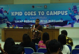 Sambutan Ketua KPID Provinsi Jawa Tengah Muhammad Aulia Assyahiddin, SS, MM, CH, CHA., dalam kegiatan KPI Goes to Campus UKSW, Kamis (27-11-2025) di ruang E126.