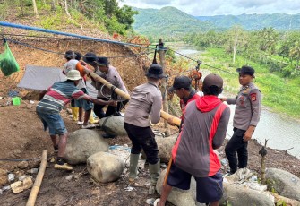 Satbrimobda Sulsel Bangun Jembatan Gantung di Soppeng