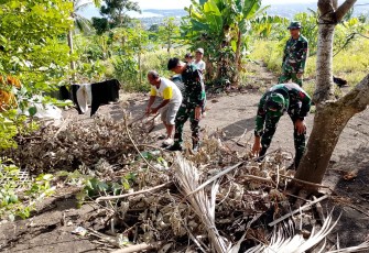 Satgas TMMD Ke-123 Kodim 1310Bitung bersama warga saat melakukan bersih-bersih arena lapangan voli