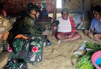 Prajurit Satgas Yonif 700/WYC saat Sapa Warga Jenggernok