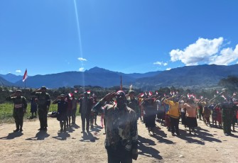 Satgas Yonif 700/Wyc dan Warga Eronggobak Rayakan HUT ke-80 RI dengan Semangat Persatuan