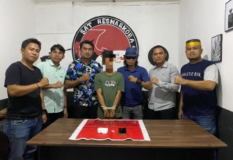 Satresnarkoba Polres Bitung saat mengamankan seorang ABK karena kedapatan mengedarkan Narkotika Jenis Sabu di kota Bitung