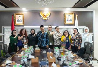 Peneliti Litbang Kompas MB Dewi Pancawati saat audiensi dengan Menteri Sosial Saifullah Yusuf atau Gus Ipul di kantor Kemensos, Kamis (22/5/2025).