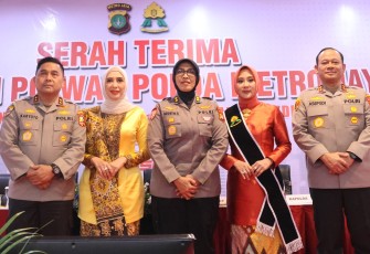 Serah Terima Ibu Asuh Polwan Polda Metro Jaya