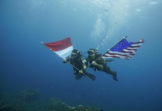 TNI AL bersama Kedutaan Besar Amerika melaksanakan penyelaman untuk memasang prasasti dan bendera kedua negara serta peletakan karangan bunga di area Shipwreck (bangkai kapal) U.S A.T Liberty.