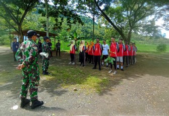 Koramil 0806-11/Panggul kembali menunjukkan komitmennya dalam mencetak generasi muda yang tangguh dan berkarakter melalui pelatihan Peraturan Baris-Berbaris (PBB) dalam kegiatan Latihan Dasar Kepemimpinan (LDK) OSIS dan Ambalan di SMKN 1 Panggul, Selasa (28/1/2025)