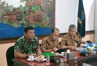 Rapat Koordinasi Tim Pengendalian Inflansi Daerah (TPID) dipimpin Wamendagri RI melalui virtual, bertempat di Ruang Rapat Bupati Pacitan, Kec./Kab. Pacitan, Senin (15/12/2025).