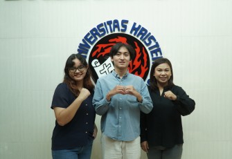 Tiga mahasiswa berprestasi dalam Wisuda Periode IV Tahun 2025 yaitu Jessica Amanda Lunel, Alyssa Berlian Putri, dan Andy Felix Sugiono.