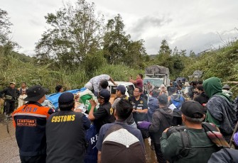  Tim Relawan Kemenkeu Satu Lhokseumawe saat Salurkan Bantuan Kepada Masyarakat