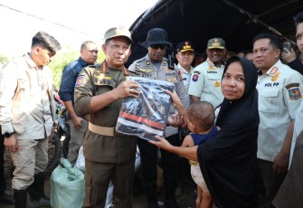 Mendagri saat turut menyalurkan bantuan kepada korban banjir di Aceh