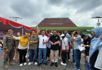 Wakil Wali Kota Depok, Chandra Rahmansyah mengunjungi Alun-alun Kota Depok, Minggu (23/02/25)