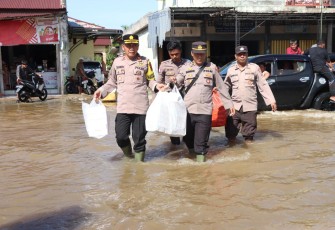 Kapolres Aceh Singkil saat Bagikan Sembako ke beberapa posko pengungsian di Kecamatan Singkil, Minggu (30/11/2025).