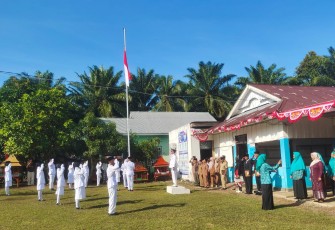 Upacara Peringati HUT ke-80 RI di halaman kantor Desa Tirta Mulya, pada Minggu (17/08/25).