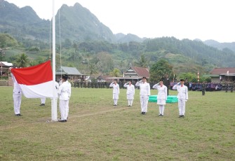 Upacara Proklamasi Kemerdekaan di Desa Pekalobean, Kecamatan Anggeraja, Minggu (17/8/2025).