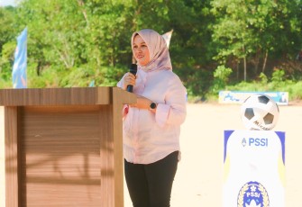 Wakil Bupati Bintan Deby Maryanti saat membuka secara resmi Turnamen Sepak Bola Keter Mansur ke VII Tahun 2025.