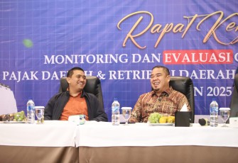 Wakil Bupati Batu Bara, Syafrizal, S.E., M.AP, saat memimpin Rapat Monitoring dan Evaluasi Capaian Target Pajak dan Retribusi Daerah Kabupaten Batu Bara di Niagara Hotel, Simalungun, Kamis (20/11/2025).