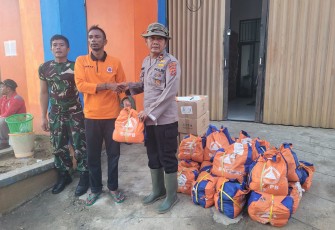 Wakapolres Aceh Singkil saat Pimpin Pendistribusian Bantuan Korban Banjir  ke Posko BPBD